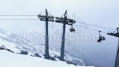 人们在冬季<strong>滑雪</strong>场的雪坡上<strong>滑雪</strong>和<strong>滑雪</strong>板。 雪山<strong>滑雪</strong>电梯